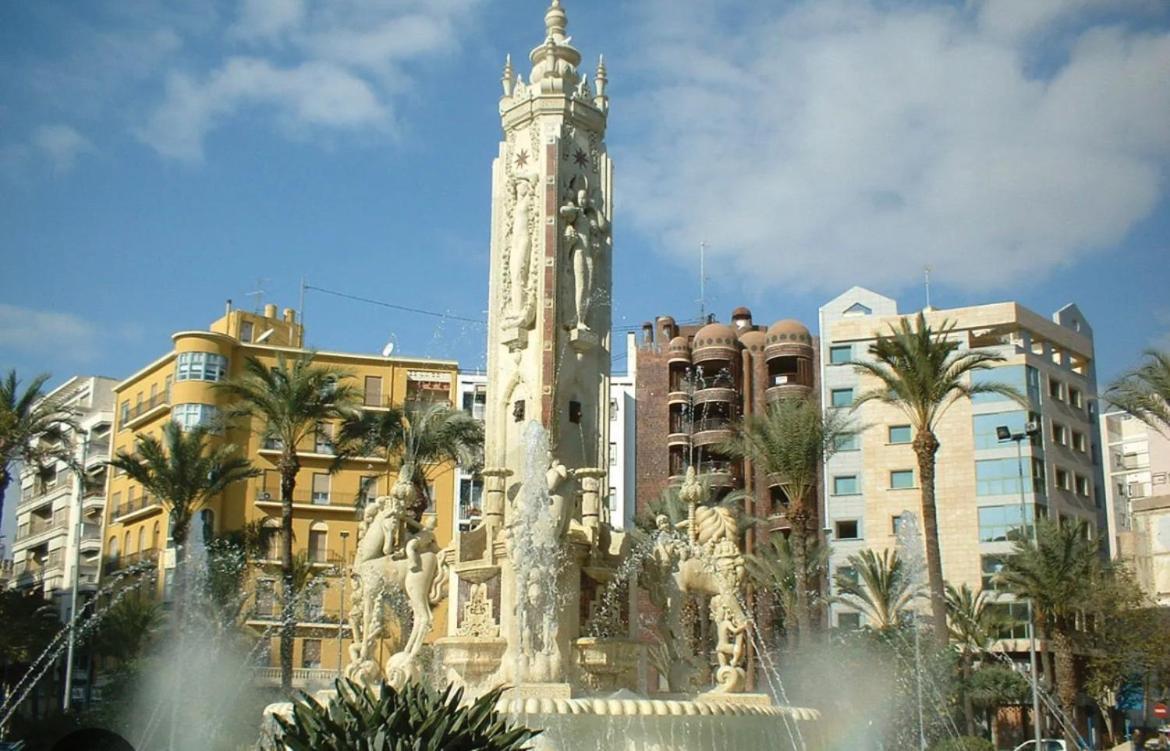 Centrally-Located, Spacious Flat At Historic Centre & Short Walk To Beach アリカンテ エクステリア 写真