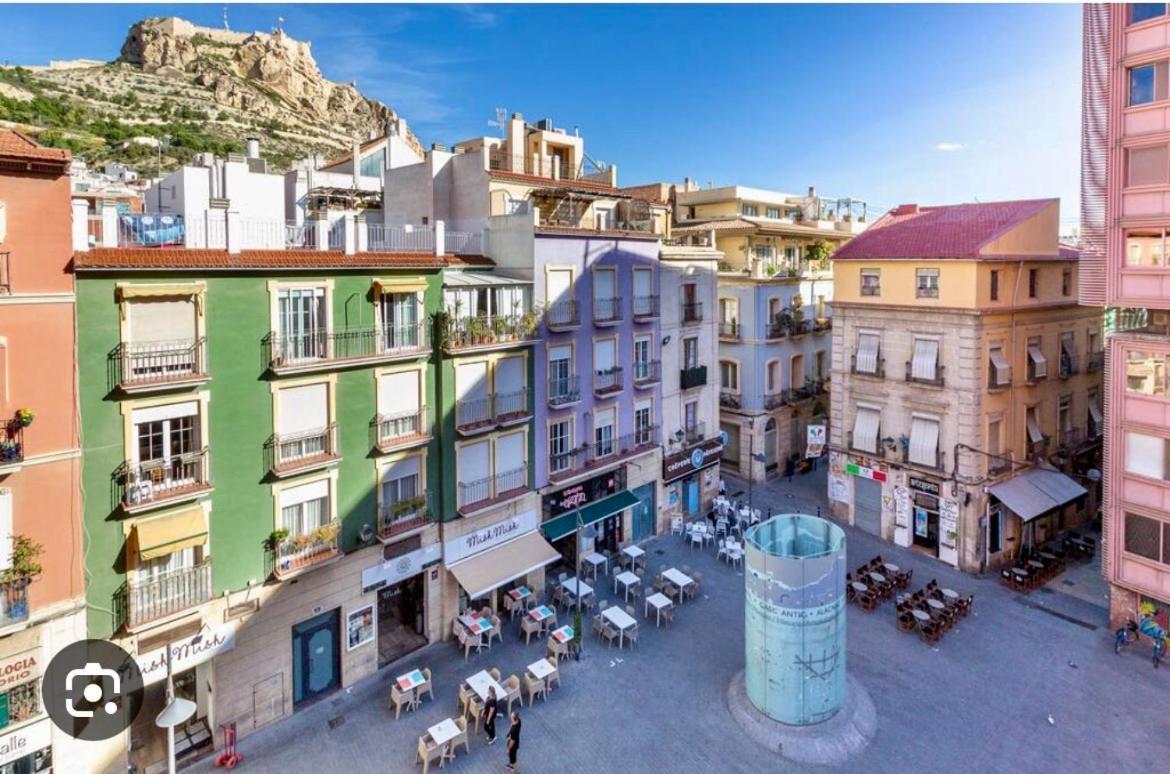 Centrally-Located, Spacious Flat At Historic Centre & Short Walk To Beach アリカンテ エクステリア 写真