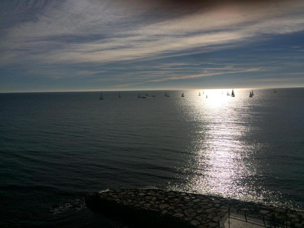 Centrally-Located, Spacious Flat At Historic Centre & Short Walk To Beach アリカンテ エクステリア 写真