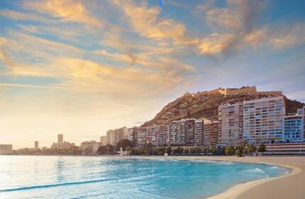 Centrally-Located, Spacious Flat At Historic Centre & Short Walk To Beach アリカンテ エクステリア 写真