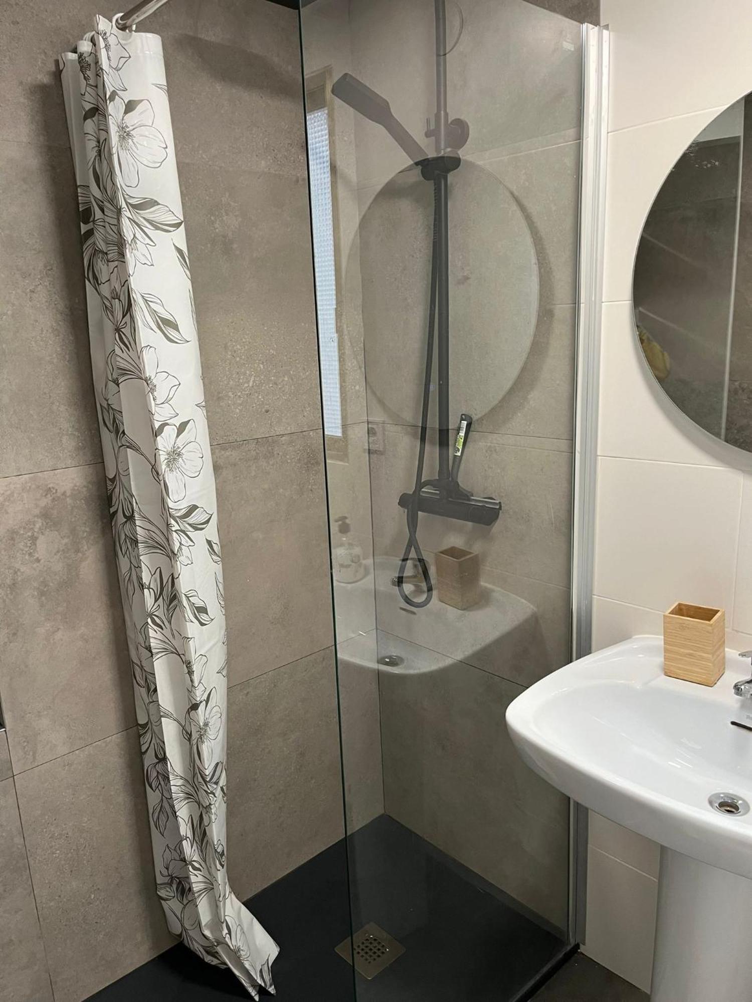 Centrally-Located, Spacious Flat At Historic Centre & Short Walk To Beach アリカンテ エクステリア 写真
