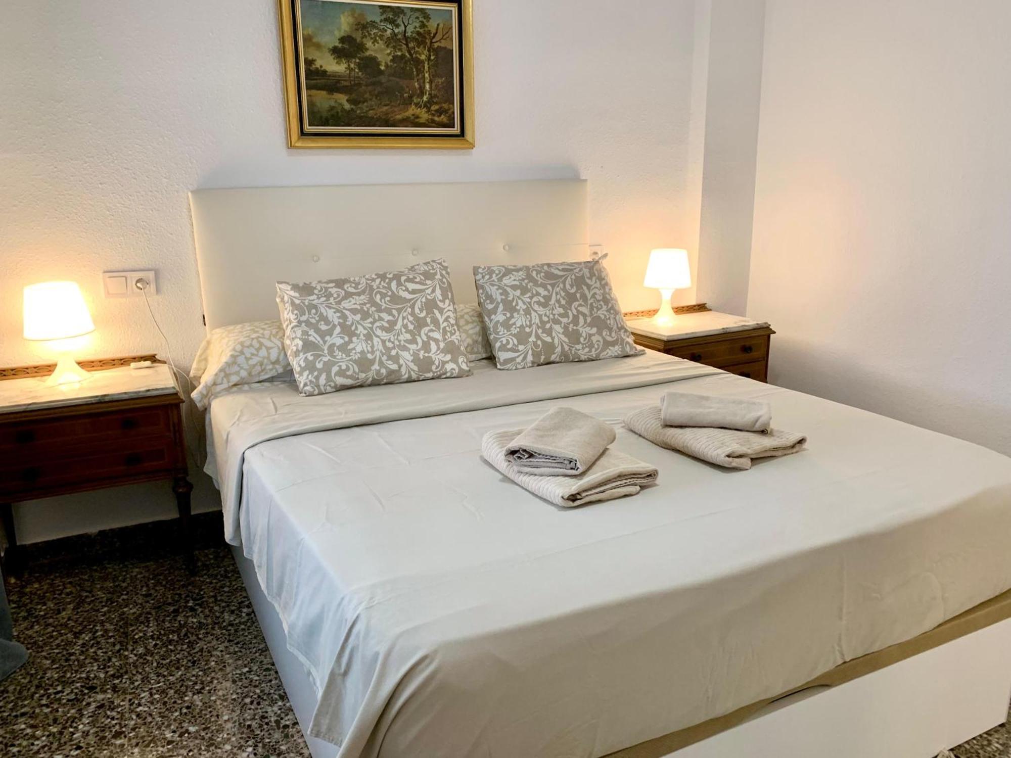 Centrally-Located, Spacious Flat At Historic Centre & Short Walk To Beach アリカンテ エクステリア 写真