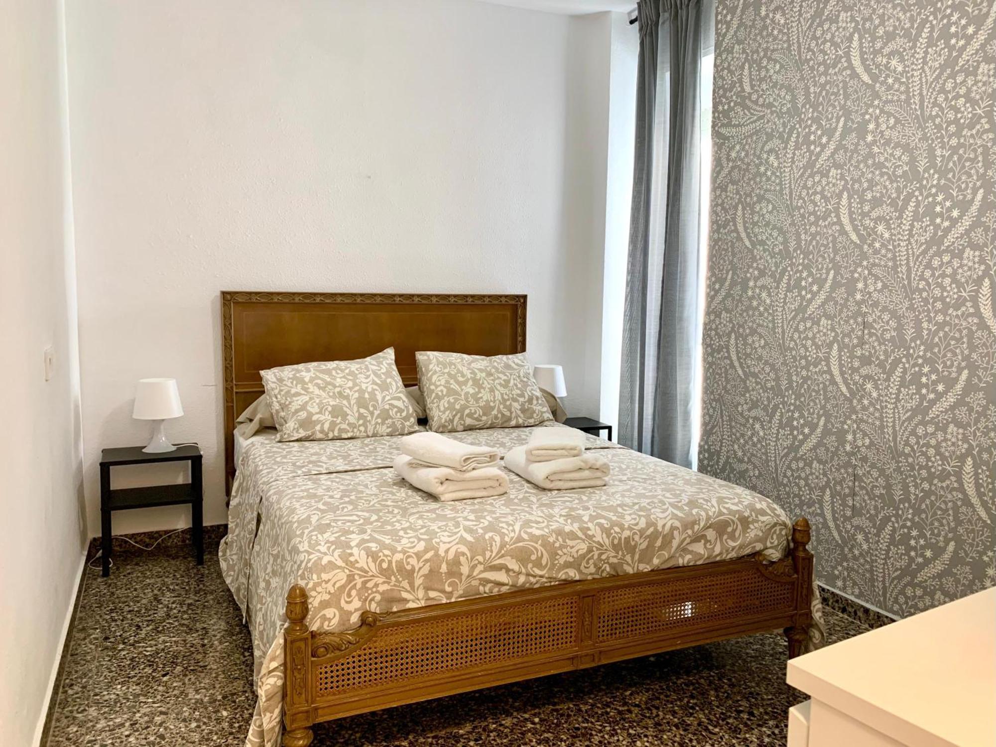 Centrally-Located, Spacious Flat At Historic Centre & Short Walk To Beach アリカンテ エクステリア 写真