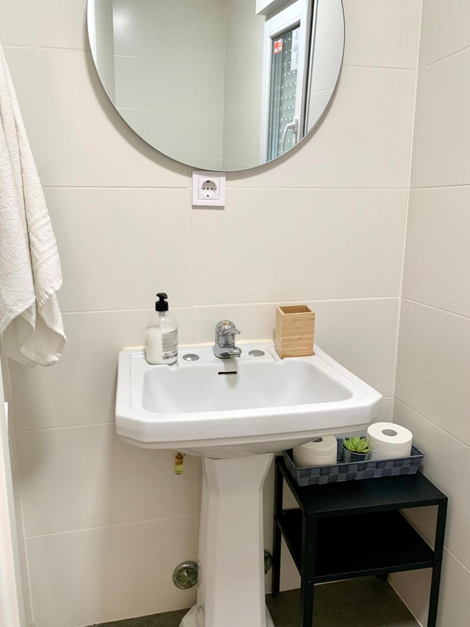 Centrally-Located, Spacious Flat At Historic Centre & Short Walk To Beach アリカンテ エクステリア 写真