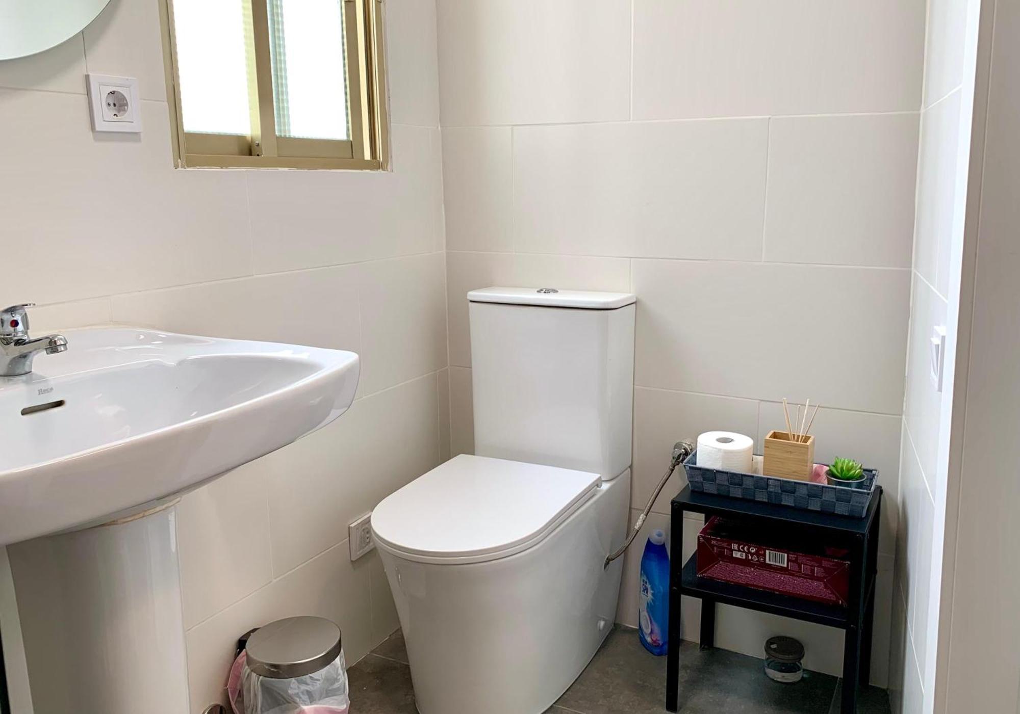 Centrally-Located, Spacious Flat At Historic Centre & Short Walk To Beach アリカンテ エクステリア 写真