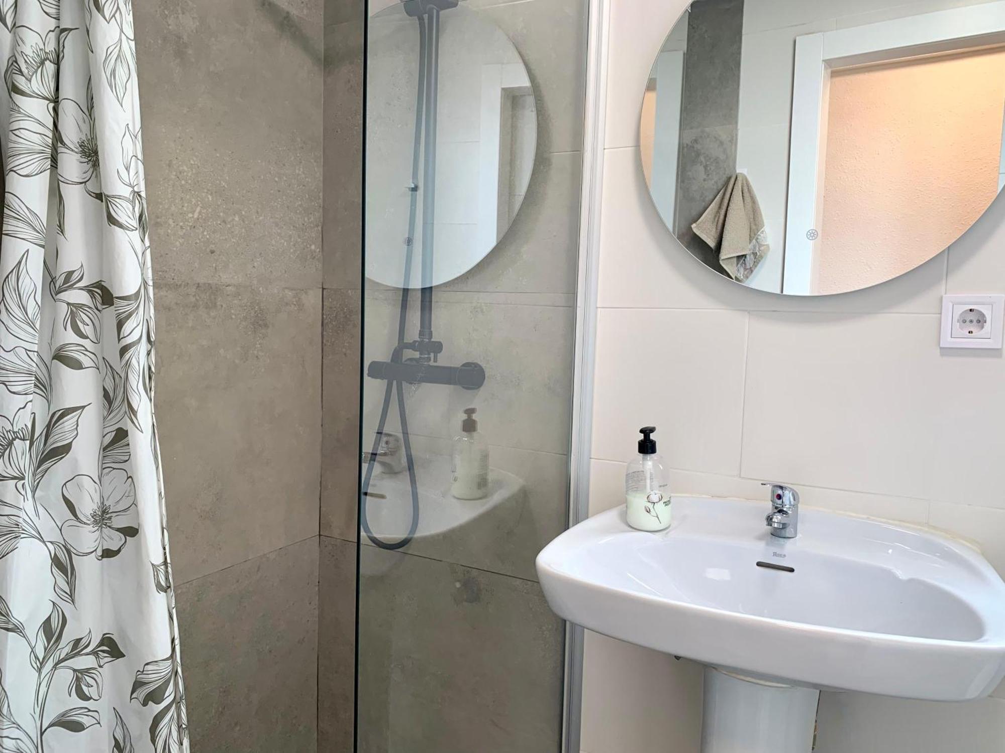 Centrally-Located, Spacious Flat At Historic Centre & Short Walk To Beach アリカンテ エクステリア 写真