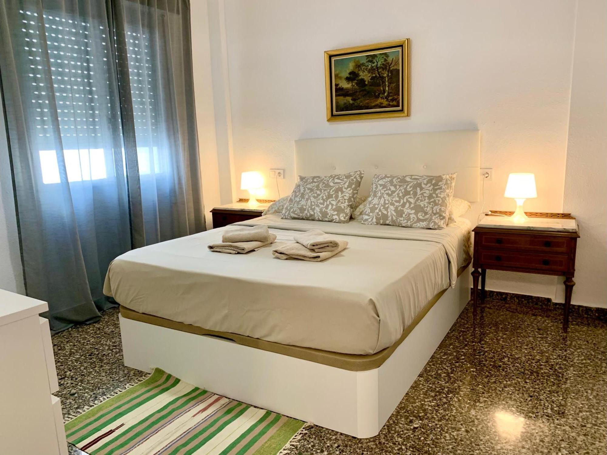 Centrally-Located, Spacious Flat At Historic Centre & Short Walk To Beach アリカンテ エクステリア 写真